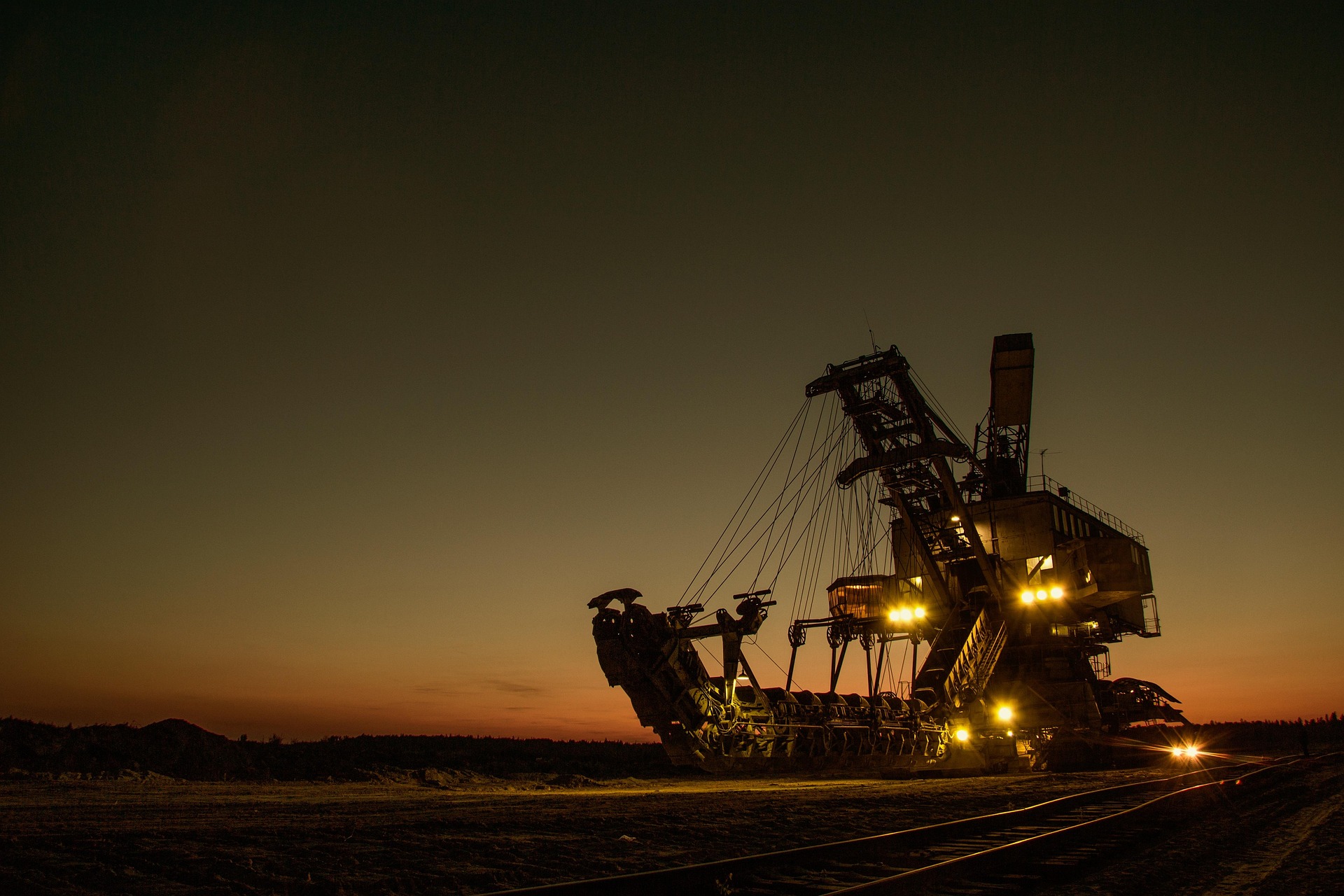 Excavadora minera trabajando al atardecer